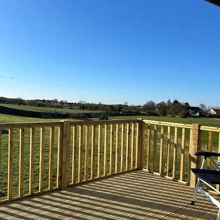 Fernlea Luxury Shepherds Hut & Hot Tub Chalet