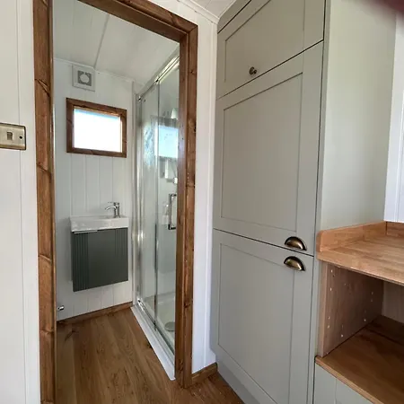 Fernlea Luxury Shepherds Hut & Hot Tub