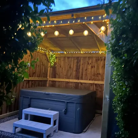 Chalet Fernlea Luxury Shepherds Hut & Hot Tub *