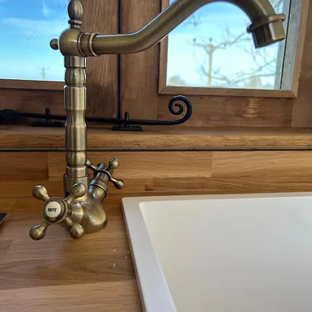 Chalet Fernlea Luxury Shepherds Hut & Hot Tub *