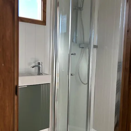 Fernlea Luxury Shepherds Hut & Hot Tub