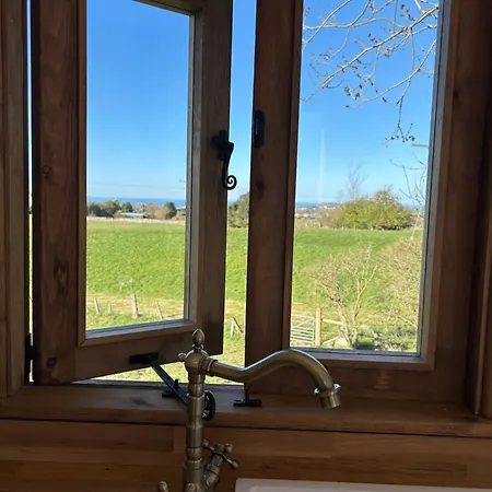 Chalet Fernlea Luxury Shepherds Hut & Hot Tub