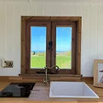 Fernlea Luxury Shepherds Hut & Hot Tub Chalet *