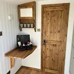 Chalet Fernlea Luxury Shepherds Hut & Hot Tub