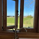 Chalet Fernlea Luxury Shepherds Hut & Hot Tub